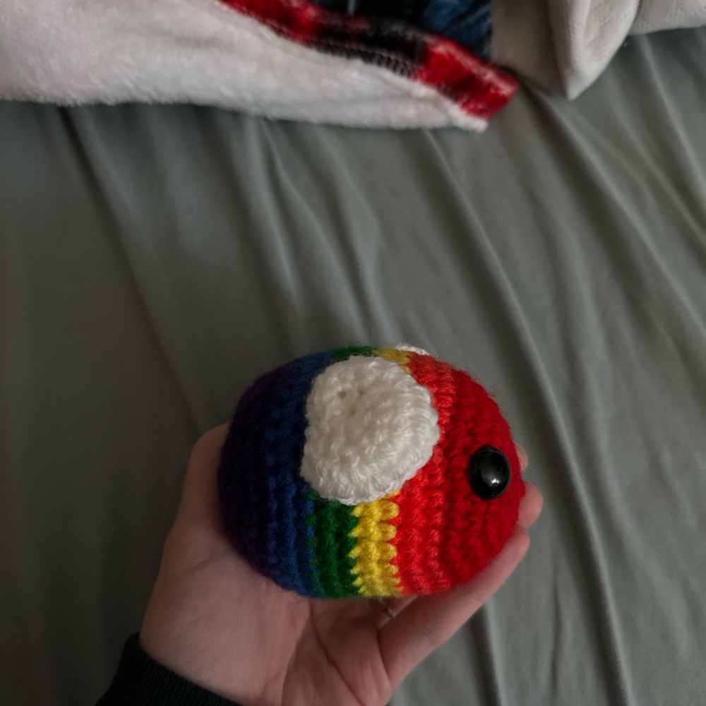 crochet rainbow bee - Picture 3 of 5